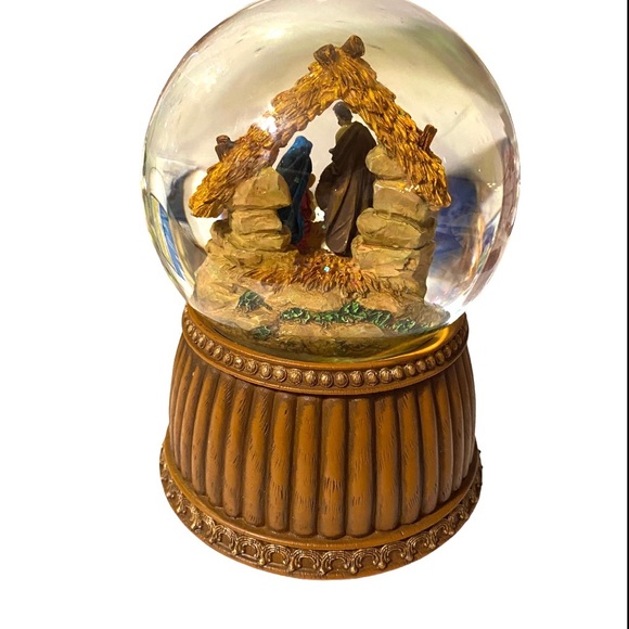 Christmas Nativity Musical
Tabletop Snow Globe - Picture 5 of 5